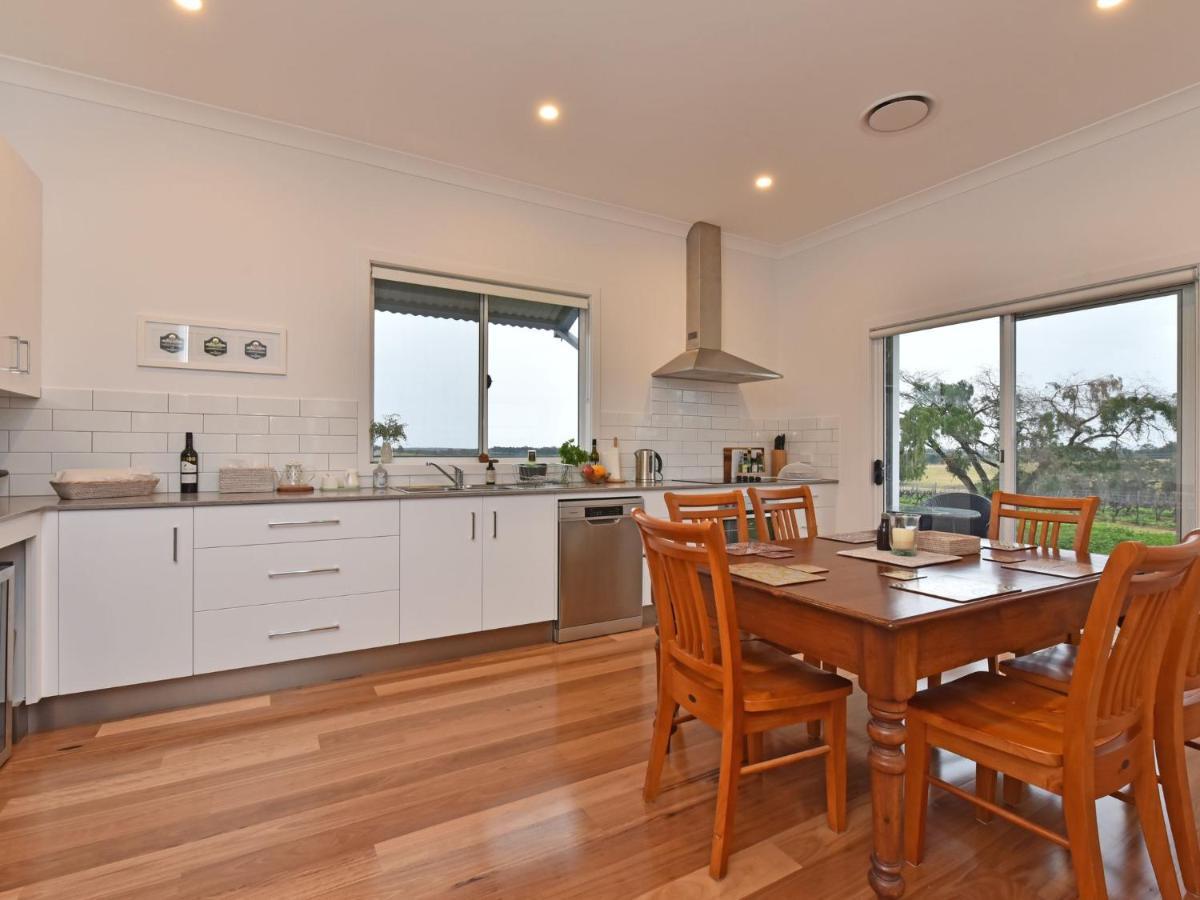 Farm stay Kinloch Renovated To New On Daisy Hill Vineyard *